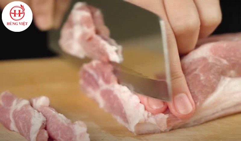 Thái thịt thành miếng 