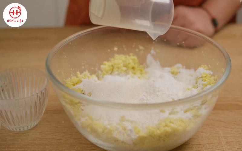 Cho các nguyên liệu khác vào bát tô lớn cùng khoai lang đã nghiền mịn.