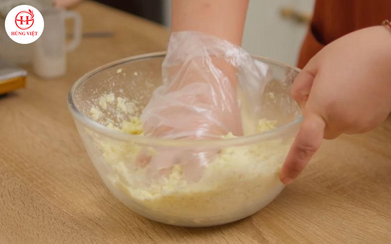 Trộn và nhào đều tay.