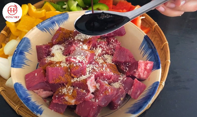 Thêm gia vị ướp vào thịt bò