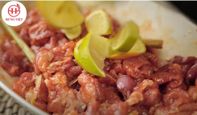 Ướp thịt cho ngấm gia vị 