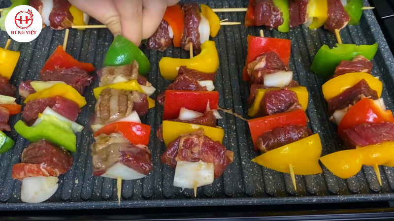 Xếp thịt lên vỉ