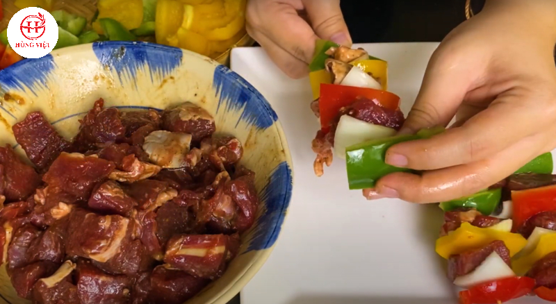 Xiên thịt và rau củ vào que