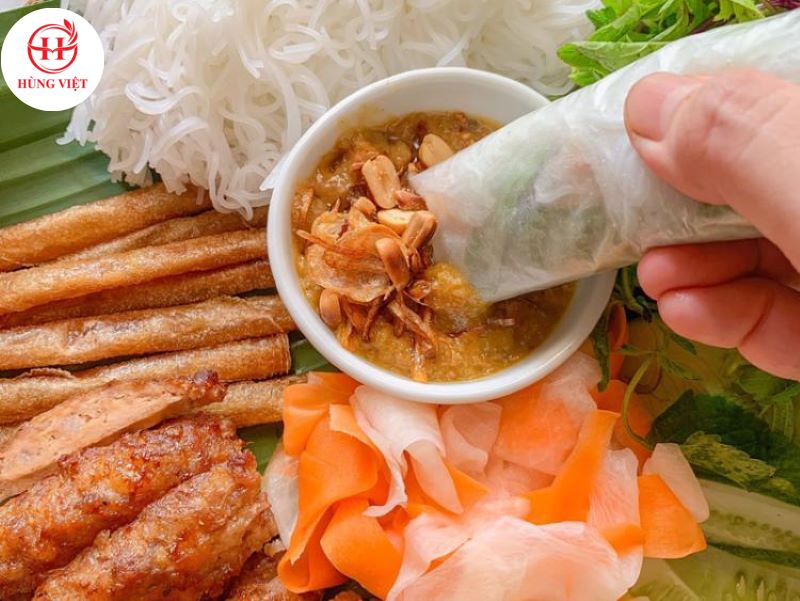 Chấm cuốn nem lụi với nước lèo