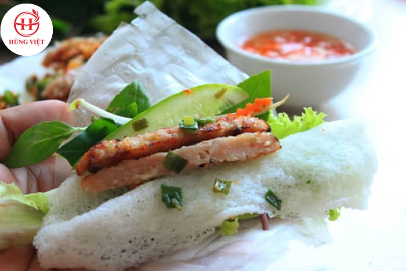 Cho các nguyên liệu lên bánh tráng