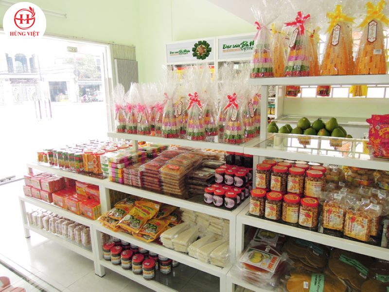 Mua chả cua tại cửa hàng đặc sản