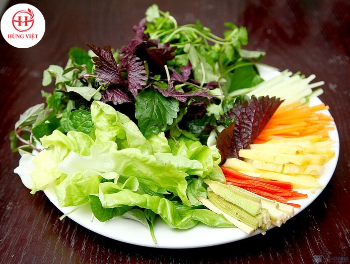 Rau sống ăn kèm nem lụi