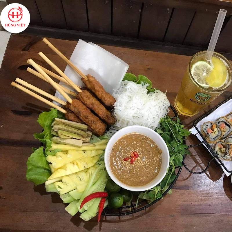 Thưởng thức nem lụi cùng nước giải khát