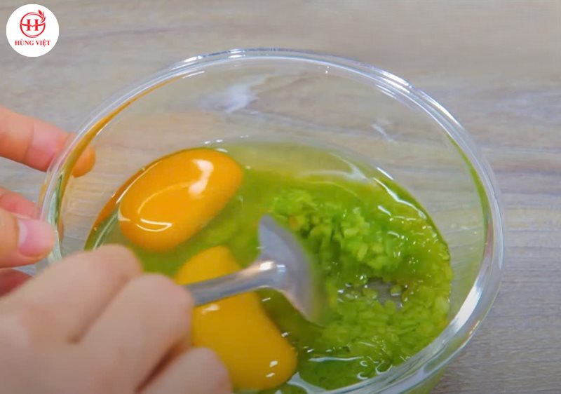 Trộn cốm với trứng