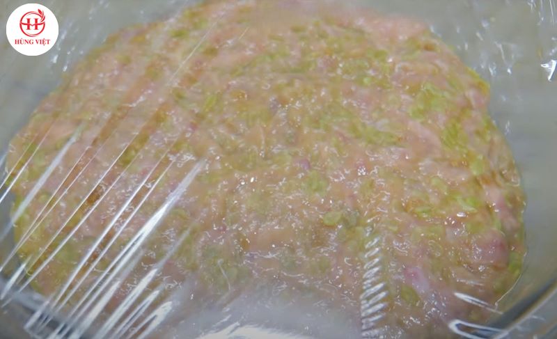Trộn hỗn hợp giò sống làm chả