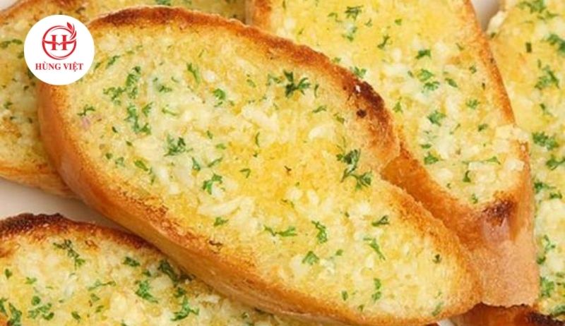 Bánh mì bơ tỏi đi cùng thịt nướng thì chỉ có “đỉnh của chóp”