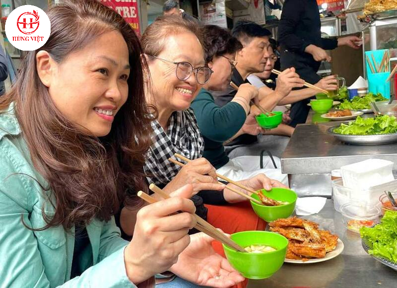 Bánh tôm Hồ Tây nhanh chóng được mọi người yêu thích