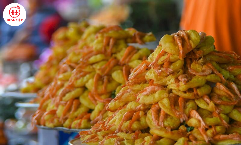 Bánh Tôm Hồ Tây ở các quán ăn vỉa hè