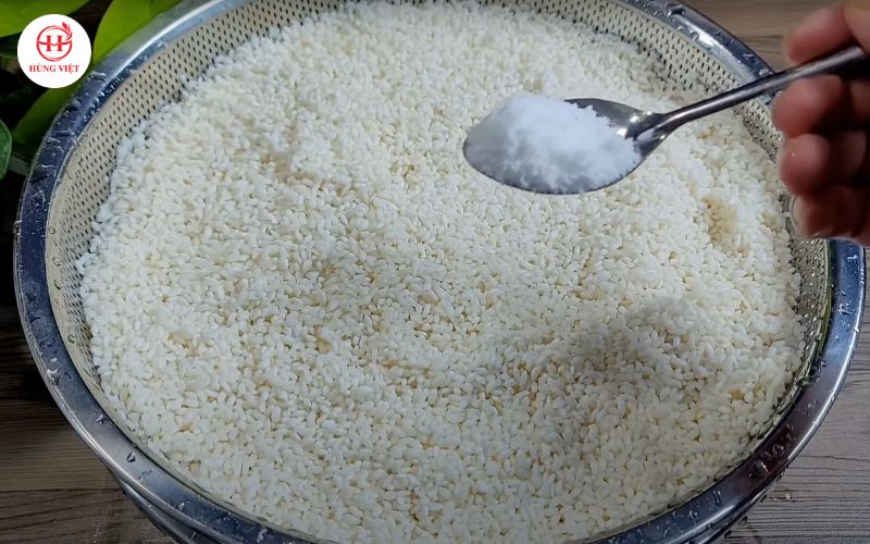 Trộn đều gạo với muối