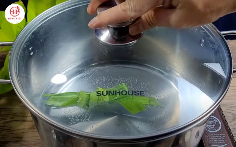 Đun sôi nước với lá dứa