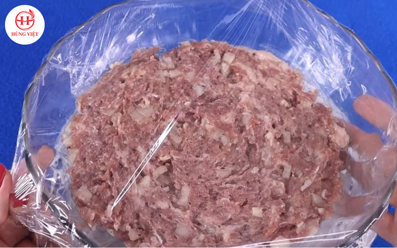 Bọc kín hỗn hợp và để trong tủ lạnh từ 1 - 2 tiếng.