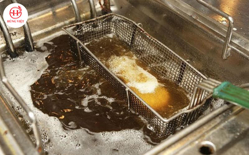 Bảo quản và xử lý tốt dầu ăn sẽ giúp quán đảm bảo vệ sinh an toàn thực phẩm.