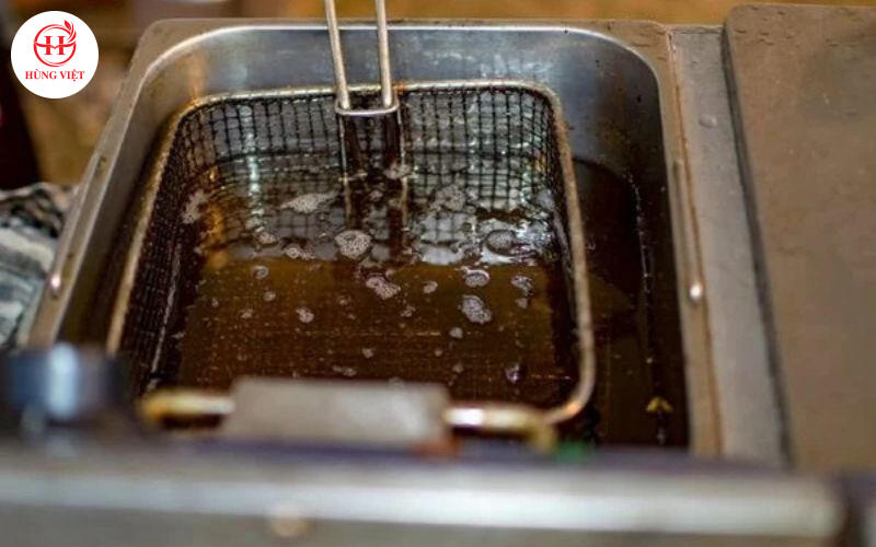 Việc tái sử dụng dầu ăn cần phải được kiểm soát chặt chẽ.