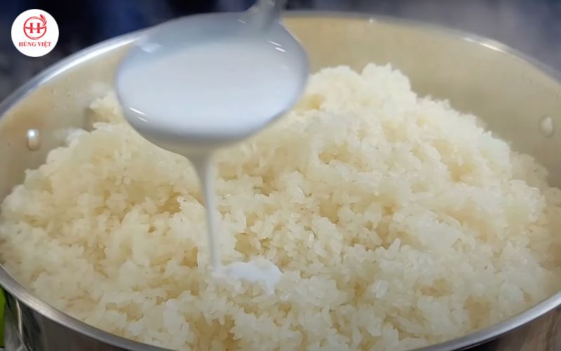 Trộn xôi với nước cốt dừa