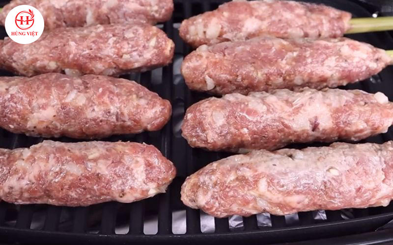 Cho nem lên bếp nướng.