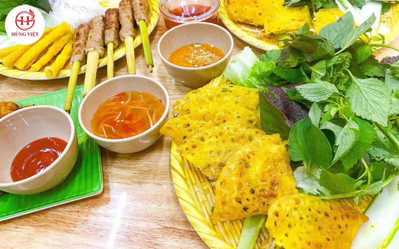Combo nem lụi và bánh xèo được nhiều thực khách ưa chuộng.