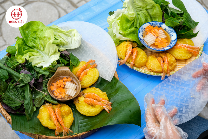 Cuốn bánh tôm với rau sống và dưa góp