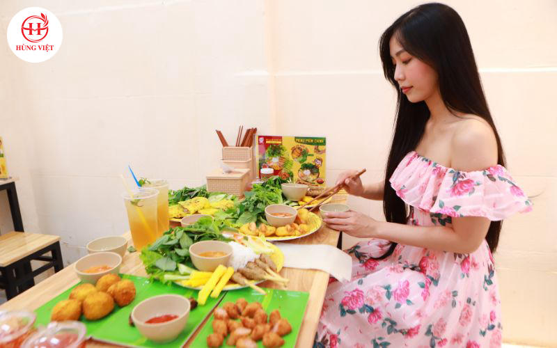 Menu các món đặc sản miền Trung mang lại trải nghiệm ẩm thực phong phú cho khách hàng.
