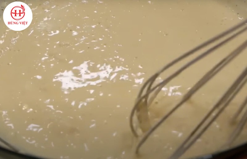 Khuấy bột làm bánh