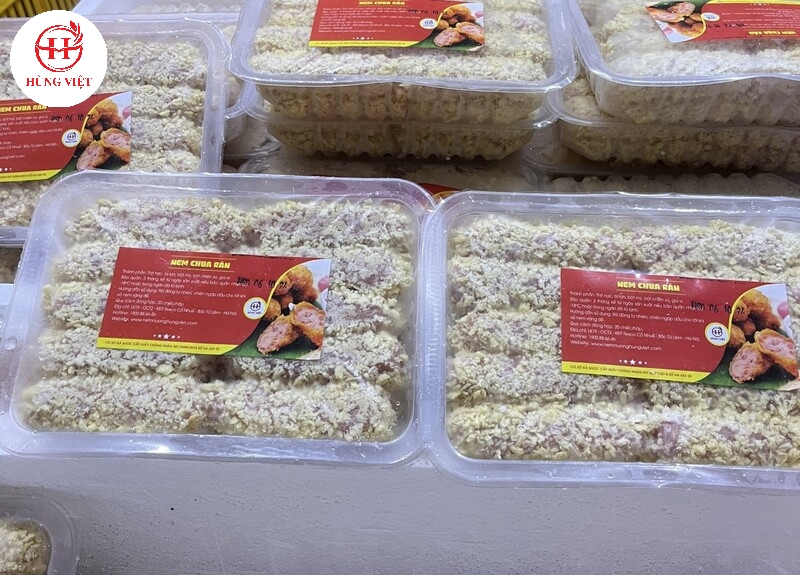 Kiểm tra bao bì nguyên vẹn khi nhận nem chua rán