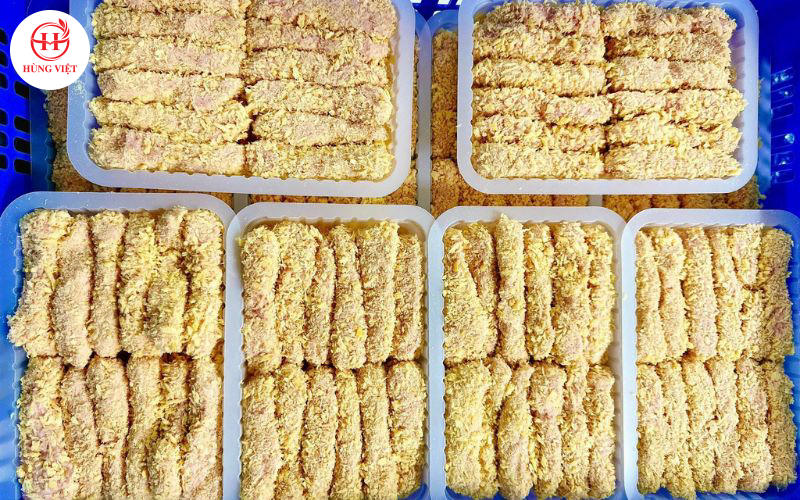 Các chủ quán có thể nhập sỉ nem chua rán tại các cơ sở sản xuất nhỏ lẻ.