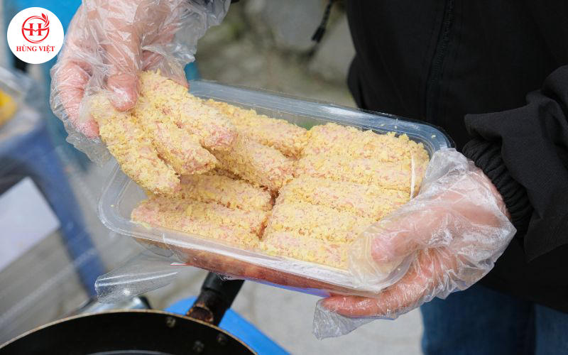 Xem xét kỹ chất lượng cảm quan của nem chua rán trước khi nhập hàng.