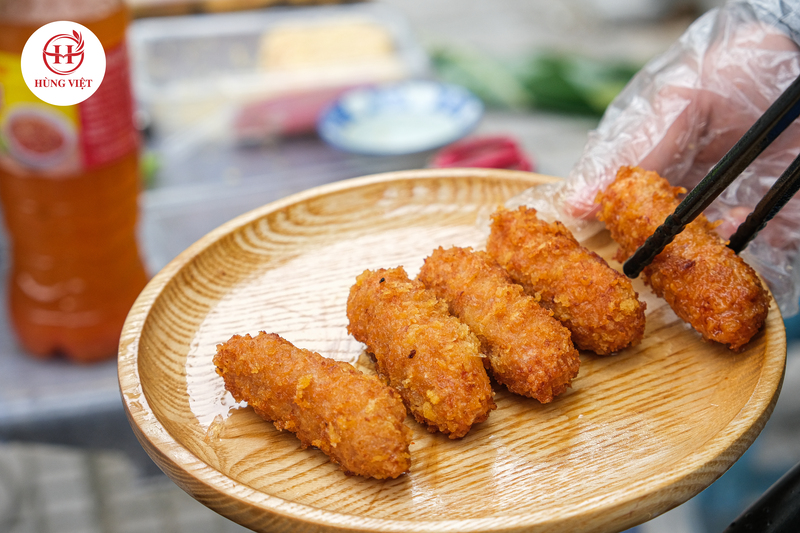 Nhập sỉ nem chua rán tại Hùng Việt giúp anh chị tiết kiệm chi phí, đảm bảo nguồn hàng ổn định và chất lượng vượt trội, từ đó tối ưu lợi nhuận khi kinh doanh.