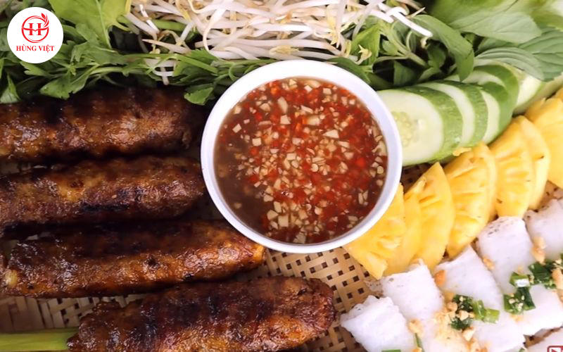 Nem lụi bò ăn kèm với các loại rau sống và nước chấm thơm ngon.