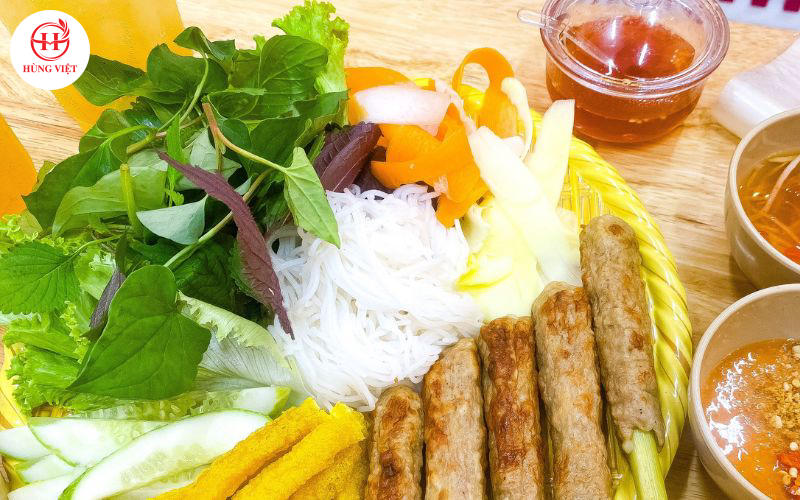 Nem lụi Huế ăn kèm với các loại ra sống đa dạng.