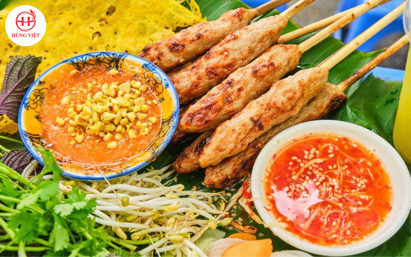 Nem lụi Huế ăn với gì? Bí quyết thưởng thức nem chuẩn vị