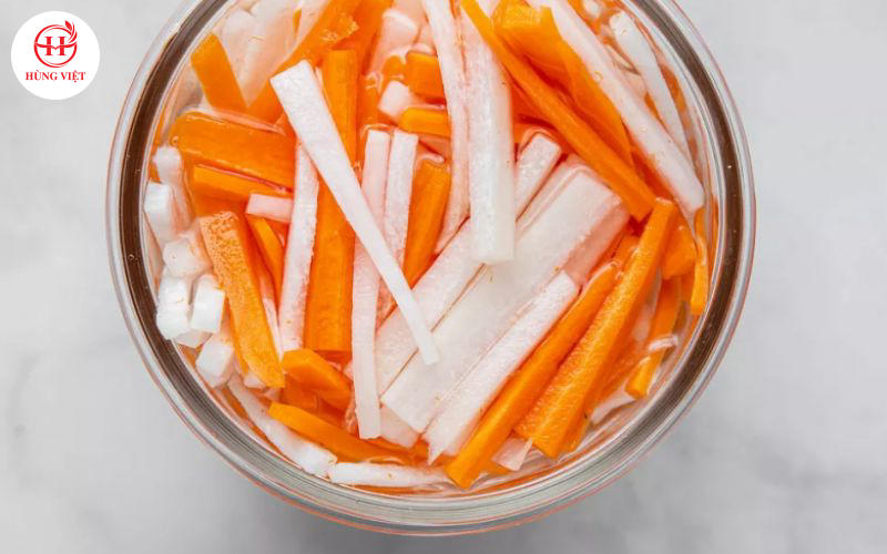 Đồ chua giúp cân bằng hương vị khi thưởng thức nem lụi Huế. 