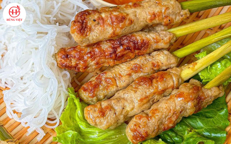 Nem lụi thường được ăn kèm với bún tươi.