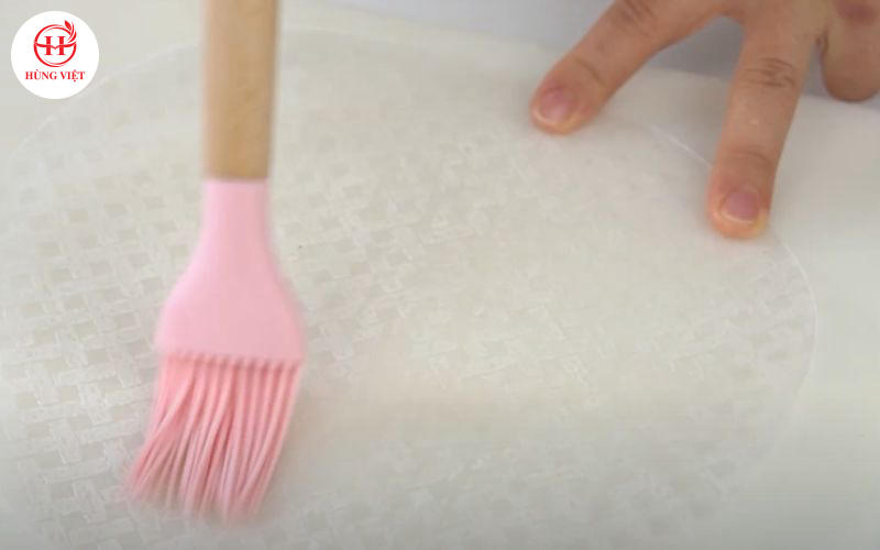 Có thể phết một lớp nước mỏng lên bánh tráng trước khi cuốn.