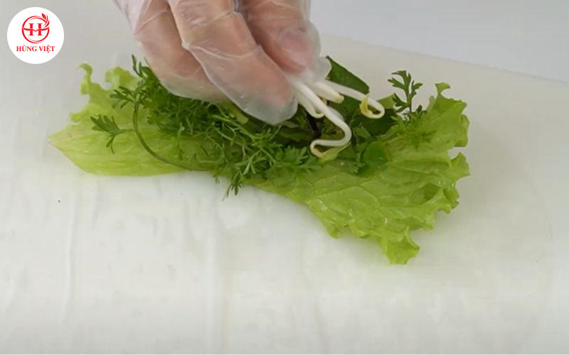 Xếp các loại rau sống yêu thích lên bánh tráng.