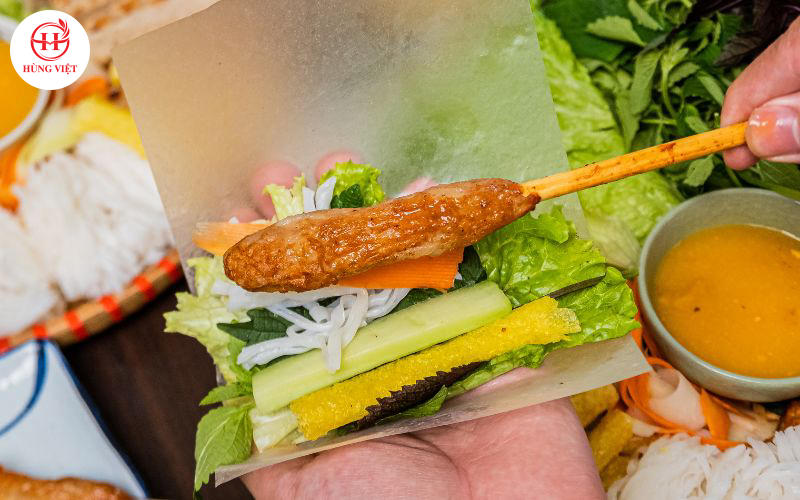 Cho nem lụi vào giữa và cuốn chặt tay.