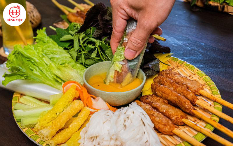 Chấm đẫm nước lèo đậm đà.