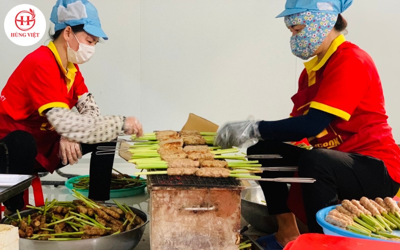 Quy trình nướng nem thủ công trên bếp than