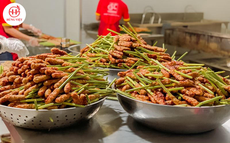 Nem lụi Hùng Việt chuẩn vị, đáp ứng nhu cầu tiện lợi cho nhiều chủ quán.