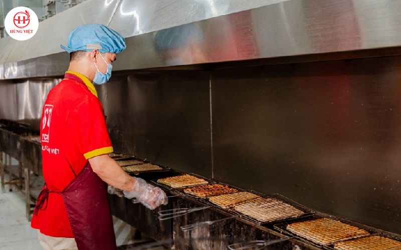 Bề mặt nem ẩm ướt, mốc trắng, lông đen