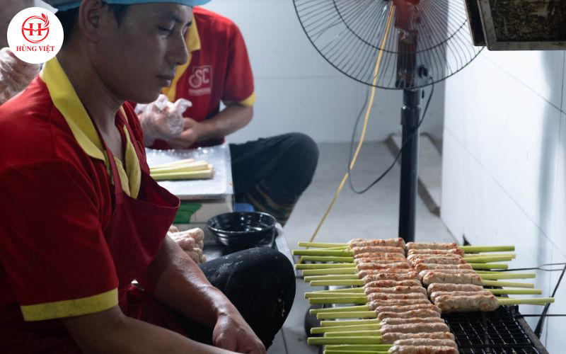 Nên nướng nem trên lửa nhỏ để đảm bảo nem chín đều.