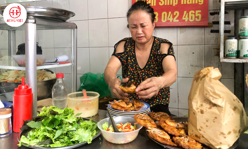 Bánh tôm Hồ Tây được đông đảo khách hàng yêu thích