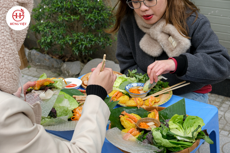 Có nhiều câu chuyện khác nhau về món Bánh Tôm Hồ Tây