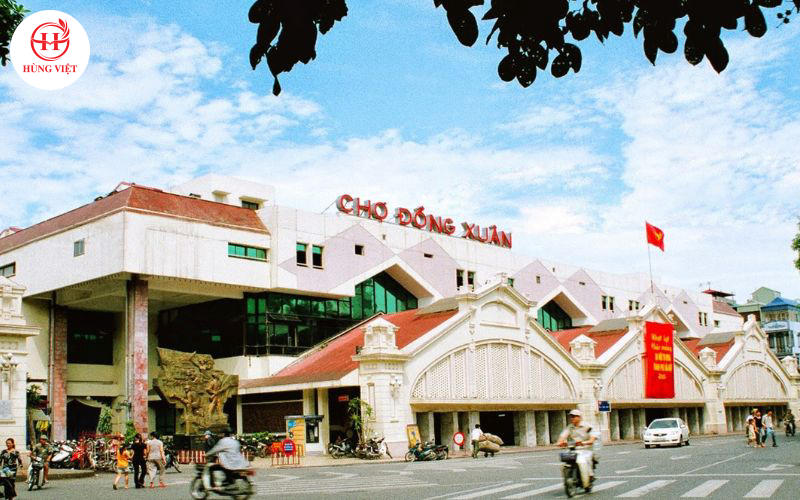 Chợ Đồng Xuân là địa điểm nhập sỉ quen thuộc của nhiều anh chị chủ quán