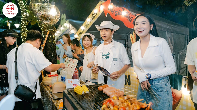 Nhập sỉ nem chua rán giúp đáp ứng lượng khách đông tại Đà Nẵng