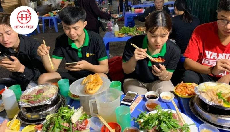 Buffet nướng bình dân thu hút đa số các bạn trẻ